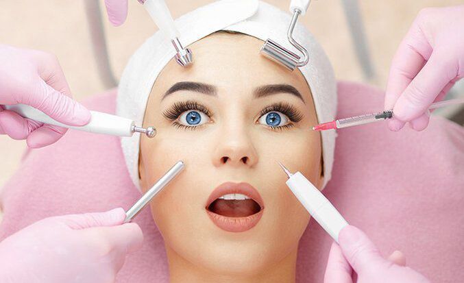أجهزة وأدوات التجديد بجوار وجه الفتاة
